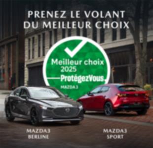 La Mazda3 Sedan grise à l'avant et la Mazda3 Sport rouge à l'arrière, côte à côte sur la route.