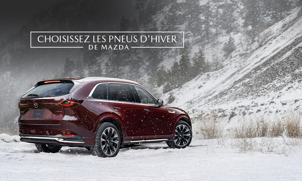 Un Mazda CX-90 roulant sur une route enneigée