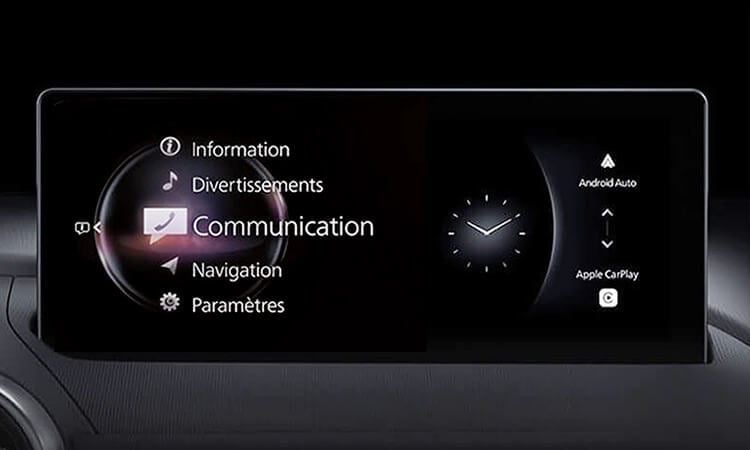 Gros plan de l’interface du poste de contrôle HMI dans la planche de bord d’une MX-5 ST.