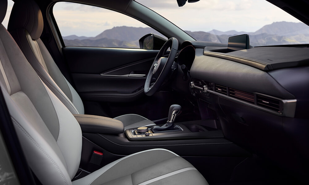 Sièges avant à l’intérieur d’un Mazda CX-30 du côté passager.